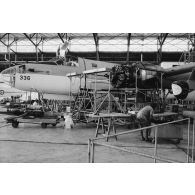 Maintenance des avions au hangar du centre industriel du Pacifique (CIP) à Faa'a (Tahiti). Avions Neptune.