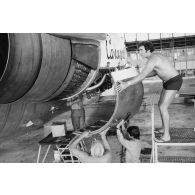 Maintenance des avions au hangar du centre industriel du Pacifique (CIP) à Faa'a (Tahiti). Avion Caravelle de l'ETOM.