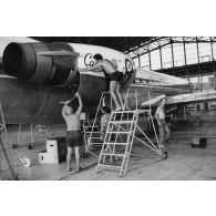 Maintenance des avions au hangar du centre industriel du Pacifique (CIP) à Faa'a (Tahiti). Avion Caravelle de l'ETOM.