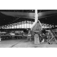 Maintenance des avions au hangar du centre industriel du Pacifique (CIP) à Faa'a (Tahiti). Avions Caravelle et Neptune.
