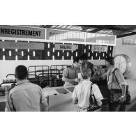 L'escale à la base aérienne (BA) 190 à Faa'a (Tahiti). Comptoir d'enregistrement.