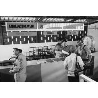 L'escale à la base aérienne (BA) 190 à Faa'a (Tahiti). Comptoir d'enregistrement.
