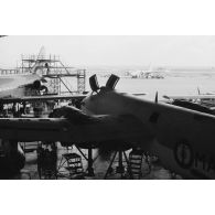 Maintenance des avions au hangar du centre industriel du Pacifique (CIP) à Faa'a (Tahiti). Avions Neptune.