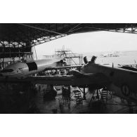 Maintenance des avions au hangar du centre industriel du Pacifique (CIP) à Faa'a (Tahiti). Avions Caravelle et Neptune.