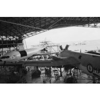 Maintenance des avions au hangar du centre industriel du Pacifique (CIP) à Faa'a (Tahiti). Avions Caravelle et Neptune.
