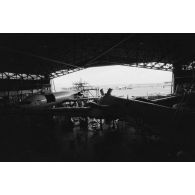 Maintenance des avions au hangar du centre industriel du Pacifique (CIP) à Faa'a (Tahiti). Avions Caravelle et Neptune.