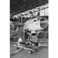 Maintenance des avions au hangar du centre industriel du Pacifique (CIP) à Faa'a (Tahiti). Avion Neptune.