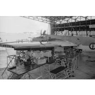 Maintenance des avions au hangar du centre industriel du Pacifique (CIP) à Faa'a (Tahiti). Avions Neptune.