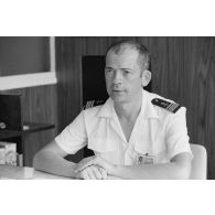 Portrait du capitaine de corvette Dominique d'Eimar de Jabrun, commandant l'escadrille 12S, basée à Faa'a (Tahiti) sur la base aérienne (BA) 190.