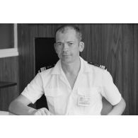 Portrait du capitaine de corvette Dominique d'Eimar de Jabrun, commandant l'escadrille 12S, basée à Faa'a (Tahiti) sur la base aérienne (BA) 190.