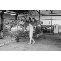 Visite pré-vol d'un hélicoptère Alouette III de l'escadrille 12S sur la base aérienne (BA) 190 de Faa'a.