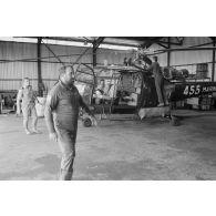 Maintenance d'un hélicoptère Alouette III de l'escadrille 12S sur la base aérienne (BA) 190 de Faa'a.