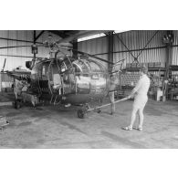 Sortie de hangar d'un hélicoptère Alouette III de l'escadrille 12S sur la base aérienne (BA) 190 de Faa'a.