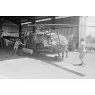 Sortie de hangar d'un hélicoptère Alouette III de l'escadrille 12S sur la base aérienne (BA) 190 de Faa'a.