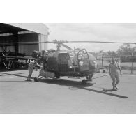 Sortie de hangar d'un hélicoptère Alouette III de l'escadrille 12S sur la base aérienne (BA) 190 de Faa'a.