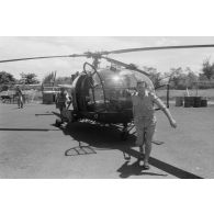 Sortie sur la zone d'envol d'un hélicoptère Alouette III de l'escadrille 12S sur la base aérienne (BA) 190 de Faa'a.