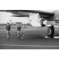 Surveillance de la base aérienne (BA) 190 à Faa'a (Tahiti). Patrouille cynophile de fusiliers de l'air.