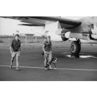 Surveillance de la base aérienne (BA) 190 à Faa'a (Tahiti). Patrouille cynophile de fusiliers de l'air.