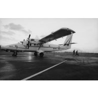 Surveillance de la base aérienne (BA) 190 à Faa'a (Tahiti). Patrouille cynophile de fusiliers de l'air devant un avion Twin Otter DHC-6 Maui.