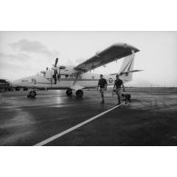 Surveillance de la base aérienne (BA) 190 à Faa'a (Tahiti). Patrouille cynophile de fusiliers de l'air devant un avion Twin Otter DHC-6 Maui.