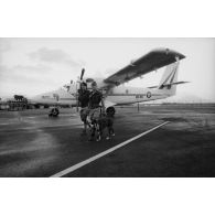 Surveillance de la base aérienne (BA) 190 à Faa'a (Tahiti). Patrouille cynophile de fusiliers de l'air devant un avion Twin Otter DHC-6 Maui.