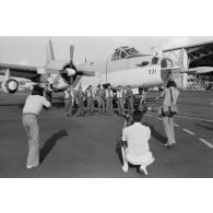 Photographie de groupe par la presse locale de l'équipage d'un avion Neptune de l'escadrille 12S de retour après la réussite d'une mission de sauvetage en mer.