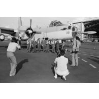 Photographie de groupe par la presse locale de l'équipage d'un avion Neptune de l'escadrille 12S de retour après la réussite d'une mission de sauvetage en mer.