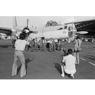 Photographie de groupe par la presse locale de l'équipage d'un avion Neptune de l'escadrille 12S de retour après la réussite d'une mission de sauvetage en mer.