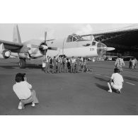 Photographie de groupe par la presse locale de l'équipage d'un avion Neptune de l'escadrille 12S de retour après la réussite d'une mission de sauvetage en mer.