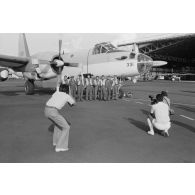Photographie de groupe par la presse locale de l'équipage d'un avion Neptune de l'escadrille 12S de retour après la réussite d'une mission de sauvetage en mer.