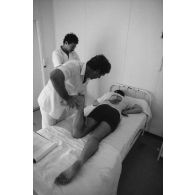 L'hôpital militaire Jean Prince à Arue. Visite du chirurgien.