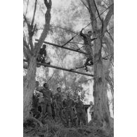Le régiment d’infanterie de marine du Pacifique - Polynésie (RIMAP-P). Entraînement au centre d'instruction de montagne (CIM) de Papeete. Franchissement d'un pont de câbles.