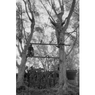 Le régiment d’infanterie de marine du Pacifique - Polynésie (RIMAP-P). Entraînement au centre d'instruction de montagne (CIM) de Papeete. Franchissement d'un pont de câbles.