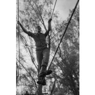 Le régiment d’infanterie de marine du Pacifique - Polynésie (RIMAP-P). Entraînement au centre d'instruction de montagne (CIM) de Papeete. Franchissement d'un pont de câbles.