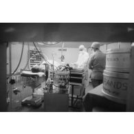 Salle d’orthopédie du bloc opératoire (opération d'un ménisque) de l'hôpital militaire Jean Prince à Arue (Tahiti).