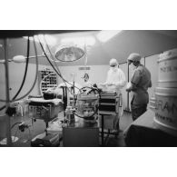 Salle d’orthopédie du bloc opératoire (opération d'un ménisque) de l'hôpital militaire Jean Prince à Arue (Tahiti).