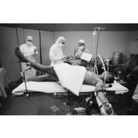 Salle d’orthopédie du bloc opératoire (opération d'un ménisque) de l'hôpital militaire Jean Prince à Arue (Tahiti).