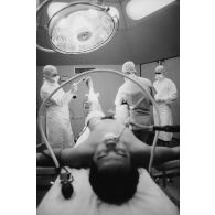 Salle d’orthopédie du bloc opératoire (opération d'un ménisque) de l'hôpital militaire Jean Prince à Arue (Tahiti).