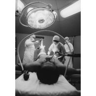 Salle d’orthopédie du bloc opératoire (opération d'un ménisque) de l'hôpital militaire Jean Prince à Arue (Tahiti).