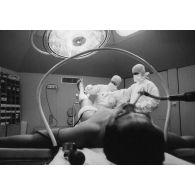 Salle d’orthopédie du bloc opératoire (opération d'un ménisque) de l'hôpital militaire Jean Prince à Arue (Tahiti).