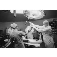 Salle d’orthopédie du bloc opératoire (opération d'un ménisque) de l'hôpital militaire Jean Prince à Arue (Tahiti).