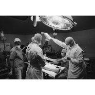 Salle d’orthopédie du bloc opératoire (opération d'un ménisque) de l'hôpital militaire Jean Prince à Arue (Tahiti).