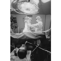 Salle d’orthopédie du bloc opératoire (opération d'un ménisque) de l'hôpital militaire Jean Prince à Arue (Tahiti).