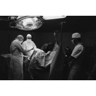 Salle d’orthopédie du bloc opératoire (opération d'un ménisque) de l'hôpital militaire Jean Prince à Arue (Tahiti).