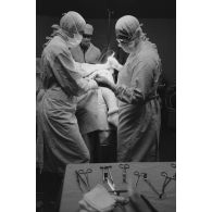 Salle d’orthopédie du bloc opératoire (opération d'un ménisque) de l'hôpital militaire Jean Prince à Arue (Tahiti).