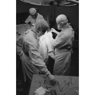 Salle d’orthopédie du bloc opératoire (opération d'un ménisque) de l'hôpital militaire Jean Prince à Arue (Tahiti).