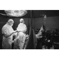 Salle d’orthopédie du bloc opératoire (opération d'un ménisque) de l'hôpital militaire Jean Prince à Arue (Tahiti).