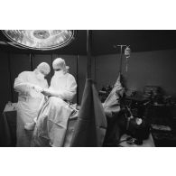 Salle d’orthopédie du bloc opératoire (opération d'un ménisque) de l'hôpital militaire Jean Prince à Arue (Tahiti).