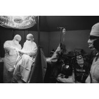 Salle d’orthopédie du bloc opératoire (opération d'un ménisque) à l'hôpital Jean Prince à Arue.