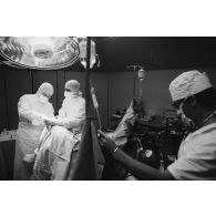 Salle d’orthopédie du bloc opératoire (opération d'un ménisque) de l'hôpital militaire Jean Prince à Arue (Tahiti).